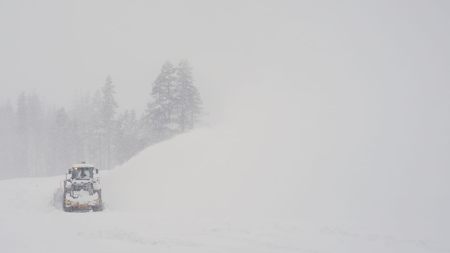 Uma estrada é limpa durante uma tempestade de neve, quarta-feira, 18 de fevereiro de 2026, perto de Soda Springs, Califórnia, EUA