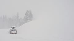 Räumfahrzeuge halten am Mittwoch, 18. Februar 2026, eine Straße nahe Soda Springs in Kalifornien, USA während eines Schneesturms frei.