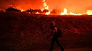 FOTO DE ARQUIVO - Um bombeiro vigia as chamas provocadas pelo incêndio Hughes junto ao lago Castaic, em Castaic, Califórnia, a 22 de janeiro de 2025.
