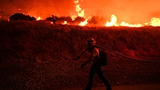 ARCHIVO - Un bombero vigila las llamas provocadas por el incendio Hughes junto al lago Castaic, en Castaic (California), el 22 de enero de 2025.
