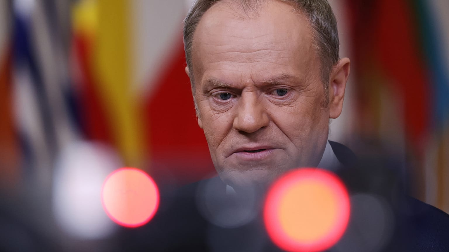 رئيس وزراء بولندا، دونالد توسك، يتحدث مع وسائل الإعلام أثناء وصوله لقمة الاتحاد الأوروبي في مبنى المجلس الأوروبي في بروكسل، يوم الخميس 22 يناير 2026. (تصوير: أ.ب/عمر هافانا)