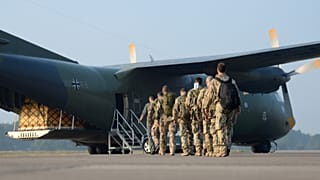 Symbolbild: Soldaten gehen am 19. September 2014 zu einem Transall-Transportflugzeug auf dem NATO-Flugplatz in Hohn, Deutschland