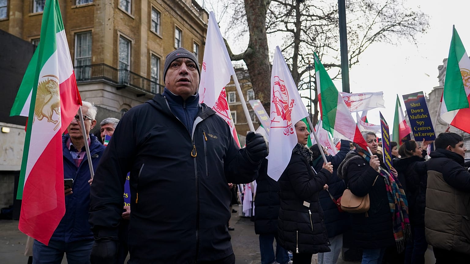 يجمع الناس الأعلام واللافتات أثناء تجمعهم للتظاهر دعمًا للاحتجاجات الجارية في إيران، في لندن، يوم السبت 17 يناير 2026. (صورة أسوشيتد برس/ألبيرتو بيزالي)