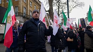 يجمع الناس الأعلام واللافتات أثناء تجمعهم للتظاهر دعمًا للاحتجاجات الجارية في إيران، في لندن، يوم السبت 17 يناير 2026. (صورة أسوشيتد برس/ألبيرتو بيزالي)