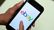 ARCHÍV - Az Ebay alkalmazás logója látható egy mobiltelefonon 2019. július 11-én, Miamiban. (AP Photo/Wilfredo Lee, archív)