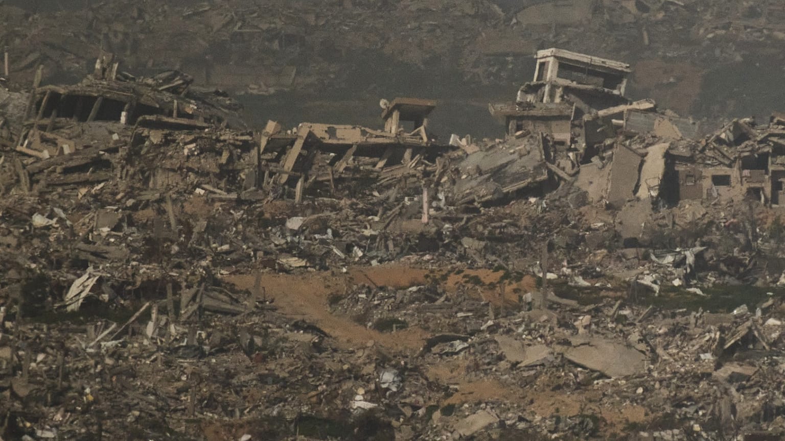 المباني التي دمرت خلال العمليات البرية والجوية الإسرائيلية تقف في شمال قطاع غزة كما رأينا من جنوب إسرائيل, الإثنين, فبراير. 2, 2026. 