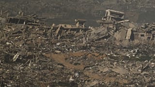 المباني التي دمرت خلال العمليات البرية والجوية الإسرائيلية تقف في شمال قطاع غزة كما رأينا من جنوب إسرائيل, الإثنين, فبراير. 2, 2026. 