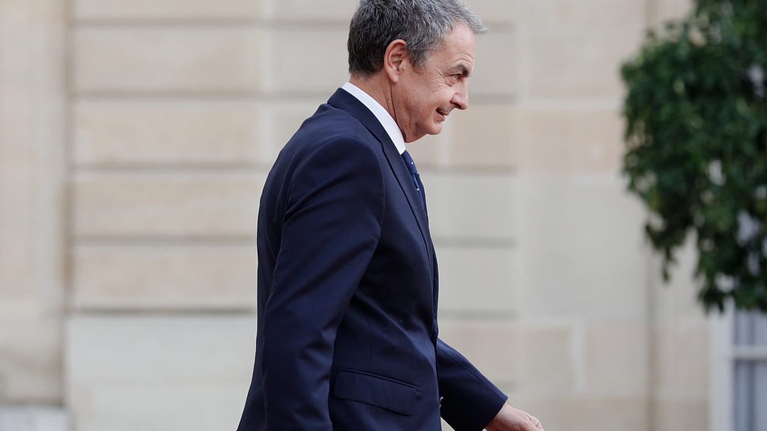 ARCHIVO: El expresidente del Gobierno español José Luis Zapatero sale del Palacio del Elíseo tras un almuerzo con jefes de Estado y funcionarios