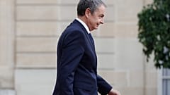 ARCHIVO: El expresidente del Gobierno español José Luis Zapatero sale del Palacio del Elíseo tras un almuerzo con jefes de Estado y funcionarios