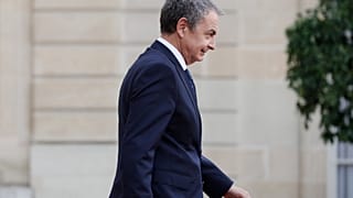 ARCHIVO: El expresidente del Gobierno español José Luis Zapatero sale del Palacio del Elíseo tras un almuerzo con jefes de Estado y funcionarios