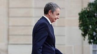 Rodríguez Zapatero abandona el Palacio del Elíseo tras un almuerzo con jefes de Estado, en una foto de archivo del 30 de septiembre de 2019