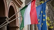 Archív - magyar és európai uniós zászló egymás mellett egy budapesti középületen, 2023-ban