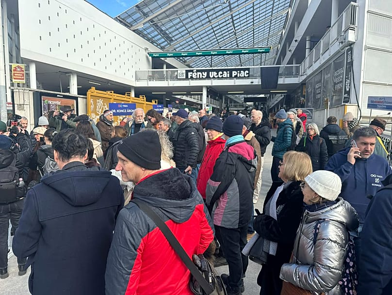 Aláírásgyűjtés a Fény utcai piacon