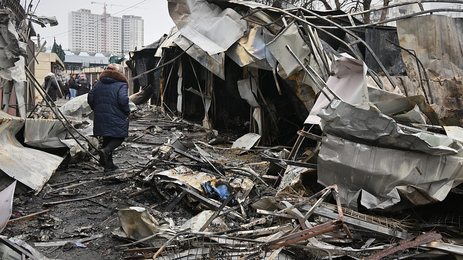 ينظر الناس إلى سوق مدينة مدمرة إثر هجوم روسي في أوديسا، أوكرانيا، الخميس 12 فبراير 2026. (صورة أسوشيتد برس/مايكل شتيكل)