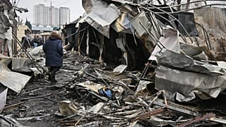 ينظر الناس إلى سوق مدينة مدمرة إثر هجوم روسي في أوديسا، أوكرانيا، الخميس 12 فبراير 2026. (صورة أسوشيتد برس/مايكل شتيكل)