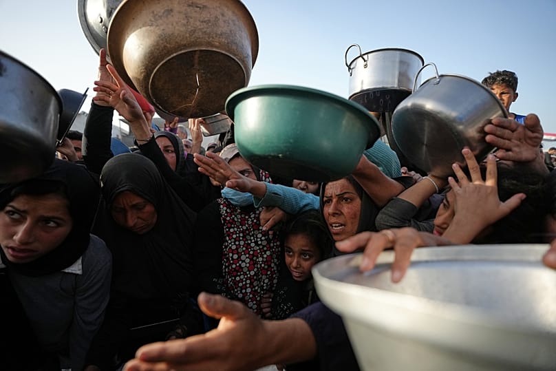 فلسطينيون نازحون يتزاحمون للحصول على وجبات إفطار في خان يونس، قطاع غزة في اليوم الأول من شهر رمضان، بتاريخ 18 فبراير 2026.
