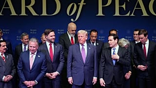 الرئيس الأمريكي دونالد ترامب يصل إلى اجتماع مجلس السلام وإلى جانبه عدد من المسؤولين