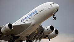 Archivaufnahme: Ein Airbus A380 startet zu einem Demonstrationsflug auf der Paris Air Show. Die Maschine hebt am Flughafen Le Bourget nördlich von Paris am 18. Juni 2015 ab.