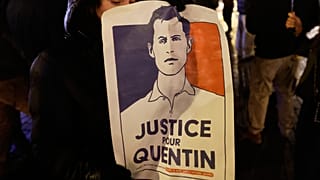 Une femme tient une pancarte sur laquelle on peut lire « Justice pour Quentin » lors d'un rassemblement en hommage à Quentin Deranque, à Lille, le 18 février 2026