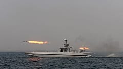 Ein iranisches Marineschiff feuert eine Rakete während einer Übung in der See von Oman ab, Archiv