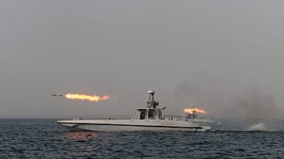 Archivo: Un barco naval iraní dispara un misil durante un ejercicio en el mar de Omán.