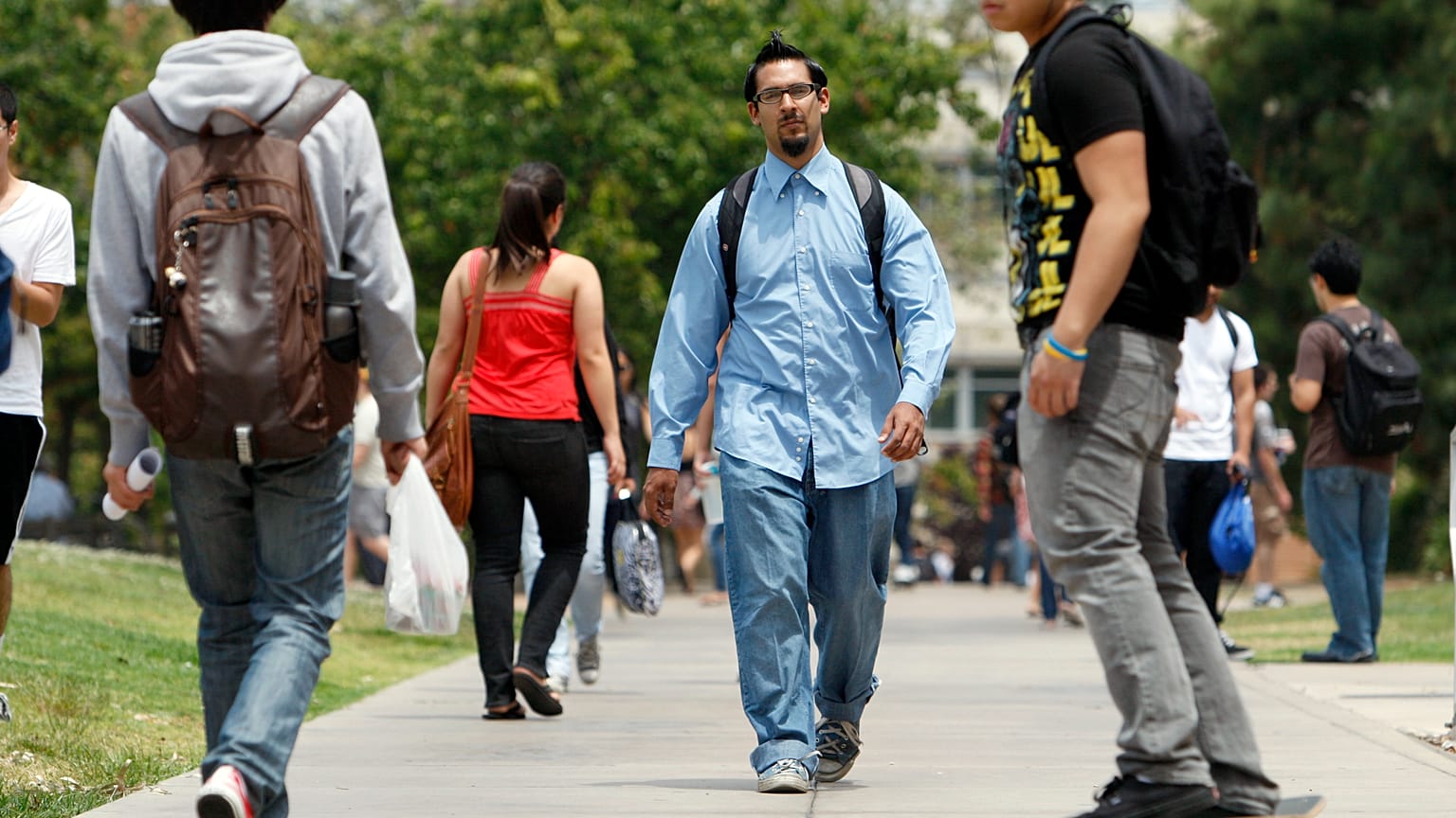 Un campus universitario con varios estudiantes latinos 