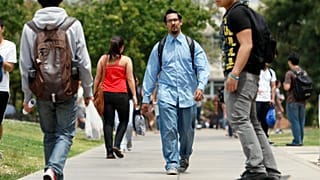 Un campus universitario con varios estudiantes latinos 