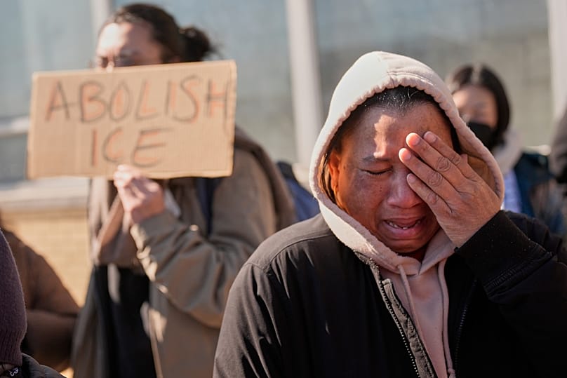 Un inmigrante llora durante una manifestación contra el ICE en Estados Unidos