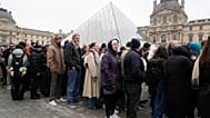 Des gens font la queue devant le musée du Louvre, à Paris, en France, le vendredi 13 février 2026. 