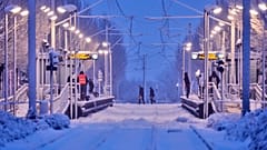 Städtische Mitarbeiter räumen nach starkem nächtlichem Schneefall einen U-Bahnsteig in Frankfurt am Main, Deutschland.