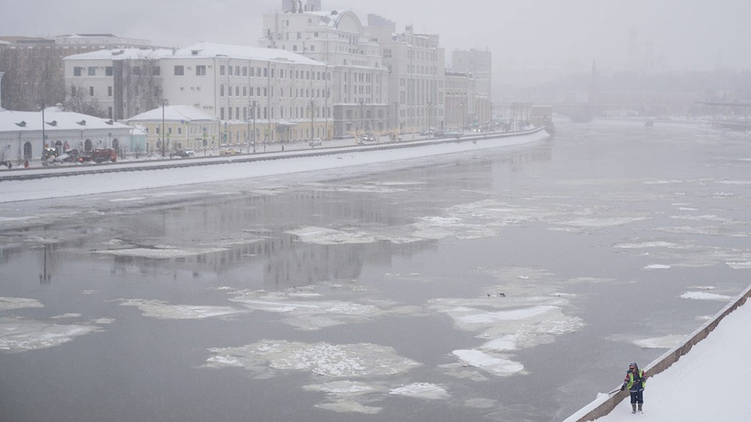 Moskwę sparaliżowała rekordowa śnieżyca.