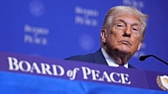 Präsident Donald Trumpl hört während einer Sitzung des Board of Peace im US Institute of Peace am Donnerstag, 19. Februar 2026, in Washington zu. 