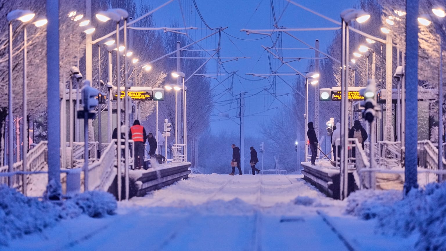 Öffentliche Mitarbeiter reinigen einen U-Bahn-Bahnsteig nach starkem Schneefall in der Nacht in Frankfurt, Deutschland, am Donnerstag, dem 19. Februar 2026