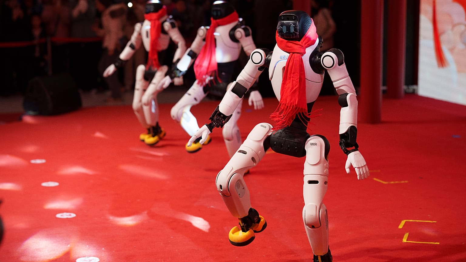 Robots humanoides bailan en formación durante una feria tecnológica del Año Nuevo Lunar en un templo de Pekín, el jueves 19 de febrero de 2026