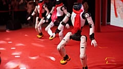 Humanoide Roboter tanzen bei einer Hightech-Tempelmesse zum Mondneujahr in Peking in Formation, am Donnerstag, dem 19. Februar 2026.