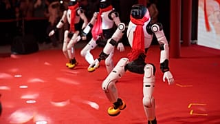 Robots humanoides bailan en formación durante una feria tecnológica del Año Nuevo Lunar en un templo de Pekín, el jueves 19 de febrero de 2026