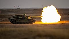 Französische Leclerc-Kampfpanzer feuern während einer Übung auf einem Truppenübungsplatz in Smardan, Ostrumänien, Mittwoch, 25. Januar 2023.
