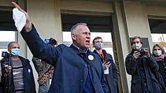 Ο Νικολάι Στάτκεβιτς εκφωνεί ομιλία έξω από την Κεντρική Εκλογική Επιτροπή της Λευκορωσίας, 14 Μαΐου 2020.