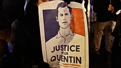 Fransa'nın Lille kentinde bir kadın, sağcı öğrenci Quentin Deranque'ı anmak için bir pankart taşıyor.