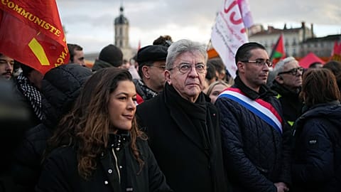 Жан-Люк Меленшон принимает участие в демонстрации, осуждающей военную операцию США в Венесуэле, Лион, 10 января 2026 года.