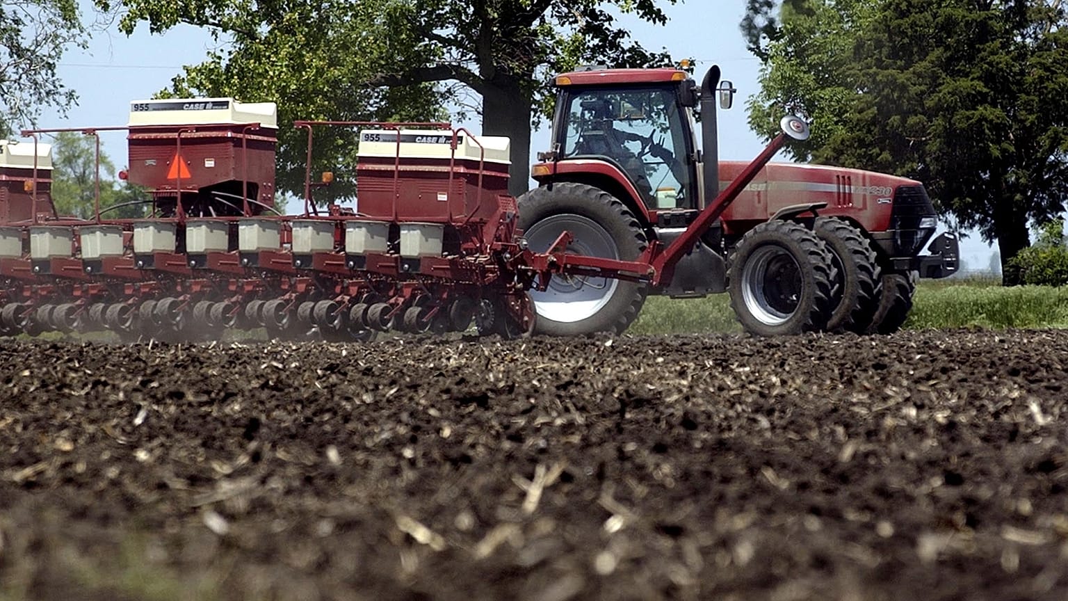 Εργασία αγρότη σε χωράφι καλαμποκιού, Ιλινόις, ΗΠΑ, 22 Μαΐου 2006 