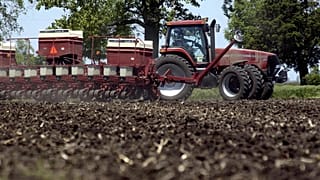 Εργασία αγρότη σε χωράφι καλαμποκιού, Ιλινόις, ΗΠΑ, 22 Μαΐου 2006 