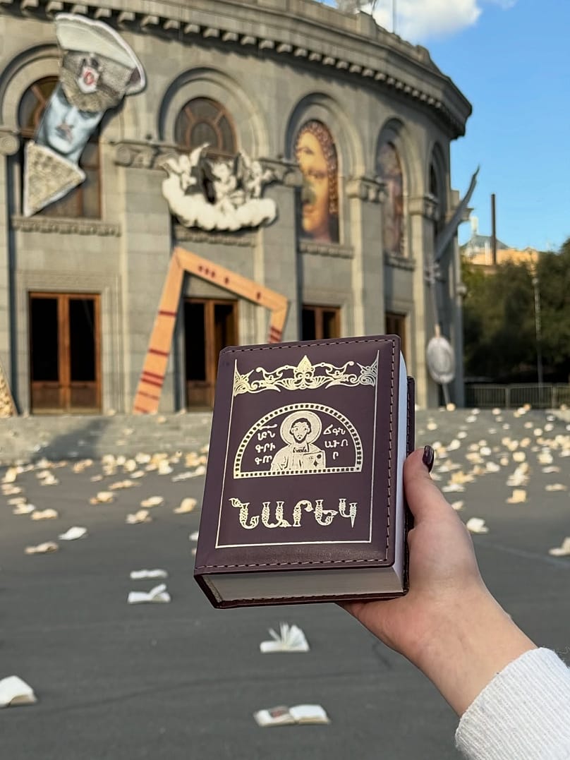 "Книга Скорбных песнопений" Григора Нарекаци на фоне Ереванской Оперы