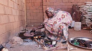 امرأة تُحضّر مشروب رمضاني تقليدي في الخرطوم، السودان، بتاريخ 9 فبراير 2026.