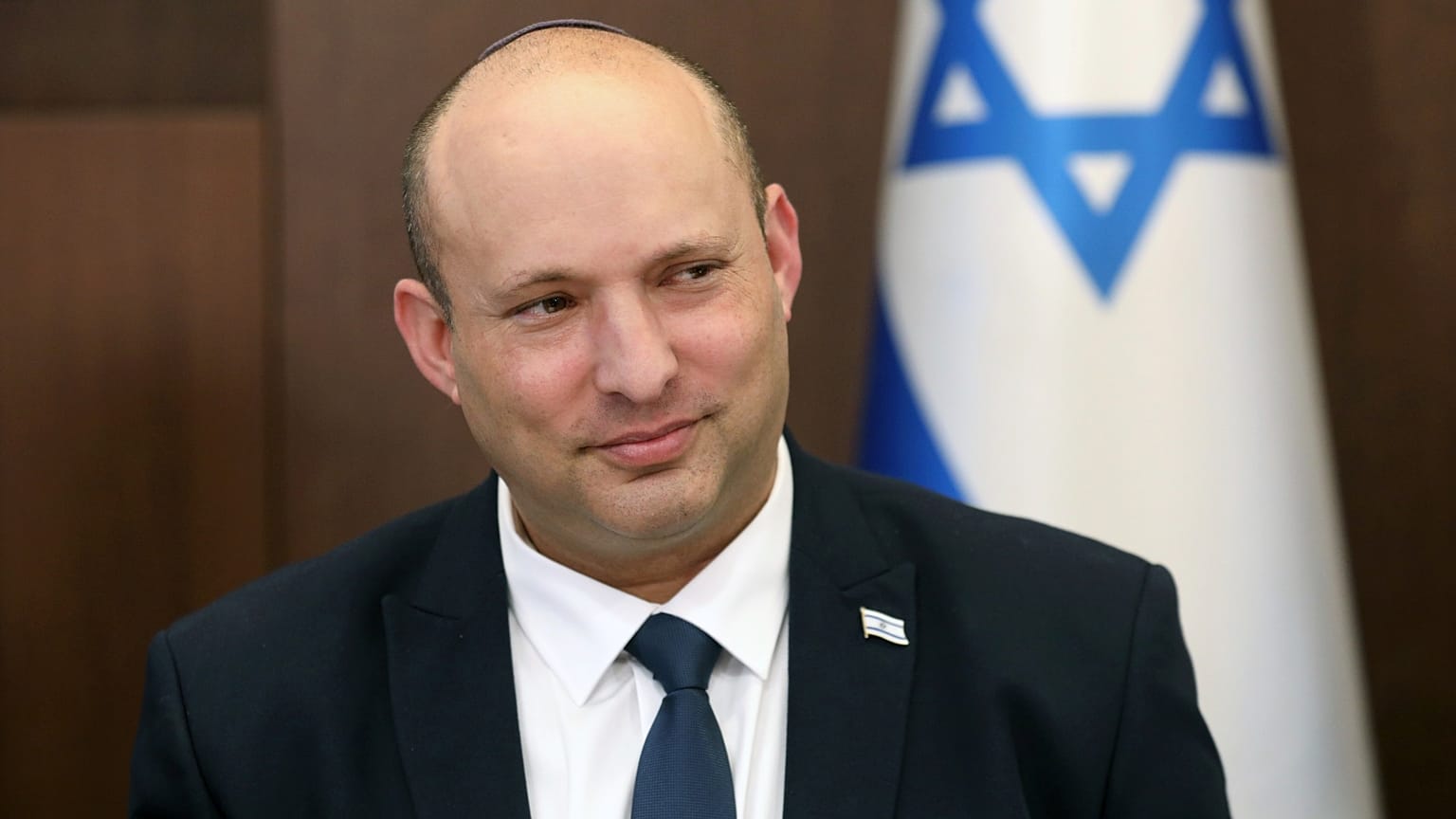 رئيس الوزراء الإسرائيلي السابق نفتالي بينيت خلال اجتماع للحكومة.