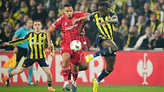 Fenerbahçe'nin yeni transferlerinden Sidifi Cherif, bir pozisyonda Nottingham Forest'ın savunma oyuncusu Murillo ile ikili mücadele halinde, 19 Şubat 2026