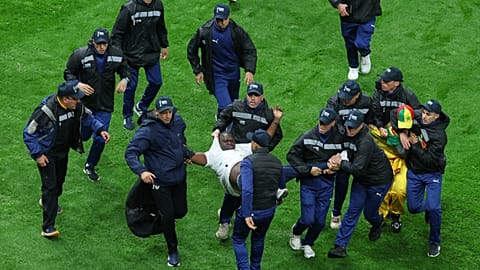 Senegal ile Fas arasında oynanan Afrika Uluslar Kupası finalinde stadyum güvenlik görevlileri, iki taraftara müdahalede bulunurken, 18 Ocak 2026