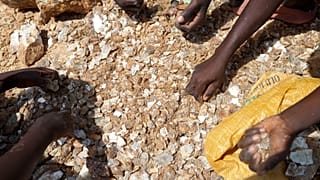 Nijerya'da yasa dışı statüdeki bir madende çalışan insanlar, 12 Aralık 2024