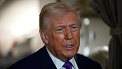 Donald Trump habla con los periodistas a bordo del Air Force One poco antes del despegue, el jueves 19 de febrero de 2026, en la Base Conjunta Andrews, Maryland