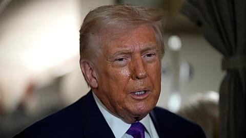 Президент Дональд Трамп общается с журналистами на борту самолета Air Force One незадолго до взлета, четверг, 19 февраля 2026 года, на объединенной базе Эндрюс, штат Мэриленд (AP Photo/Mark Schiefelbein)